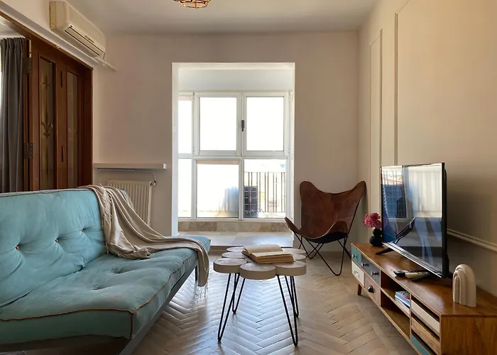 Old Town Overlooking - Vibrant 2Br Apartment